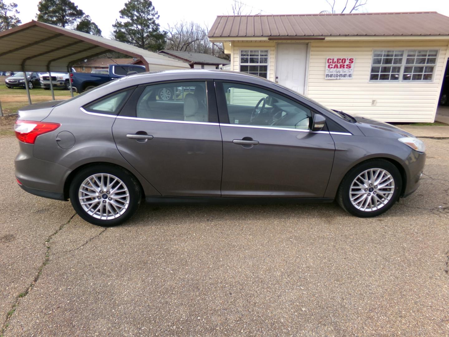 2012 Sterling Gray Metallic /tan Ford Focus SEL (1FAHP3H26CL) with an 2.0L engine, automatic transmission, located at 401 First NE, Bearden, AR, 71720, (870) 687-3414, 33.726528, -92.611519 - Photo#20